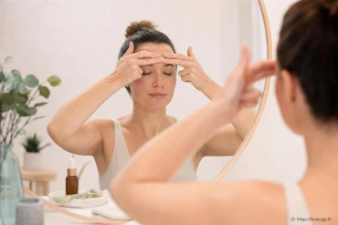 Rides du lion : exercices de yoga du visage pour détendre le front