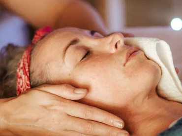Comment rajeunir avec le yoga du visage ?